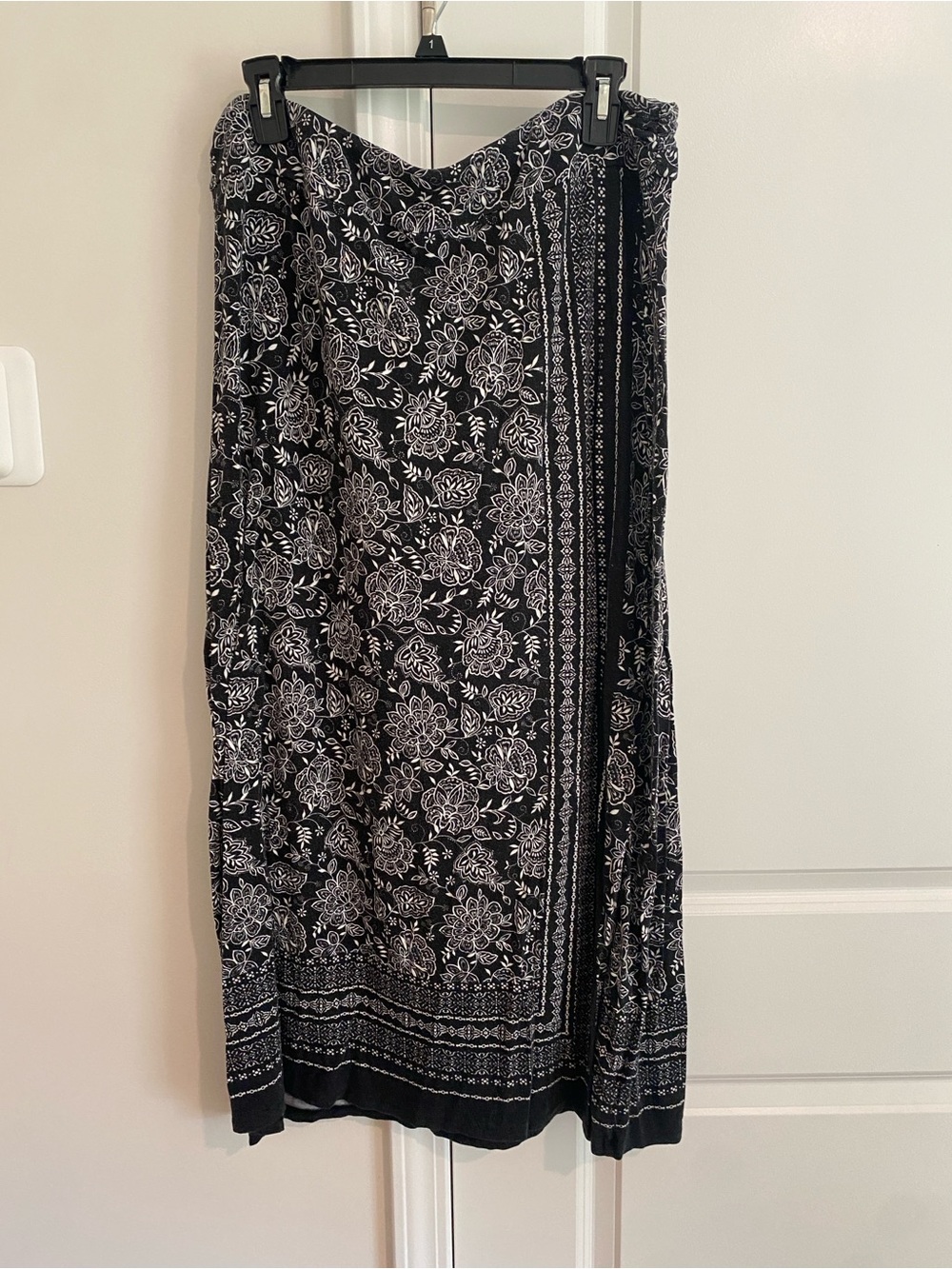 Liz Claiborne Black and White Floral Border Maxi Skirt